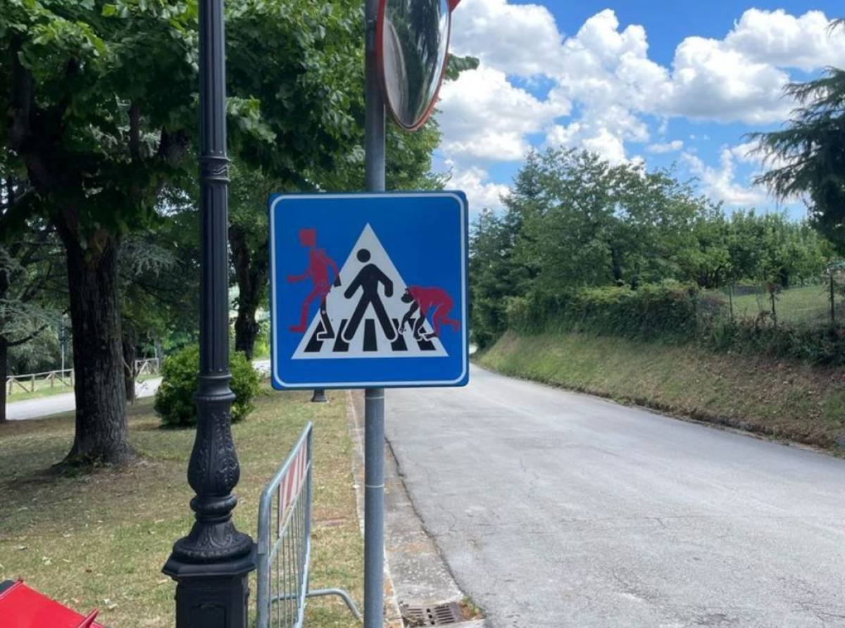 Monteleone di Fermo diventa un museo a cielo aperto: Clet Abraham firma la prima segnaletica artistica di un borgo italiano